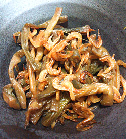 「芋茎と干し海老の炒め煮」作り方とレシピ